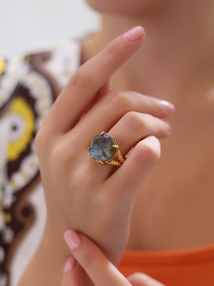 Vergold. Ring mit Edelstein