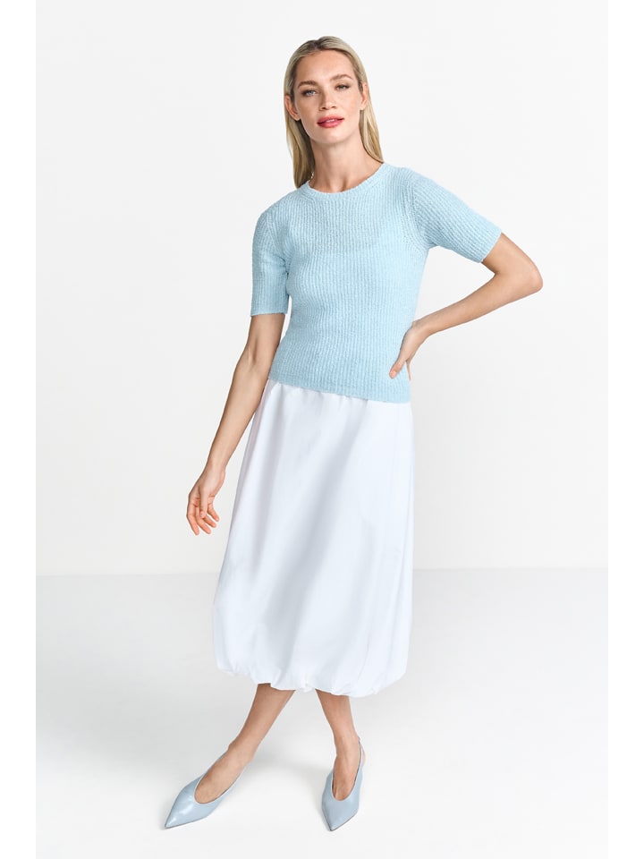Sweter w kolorze błękitnym