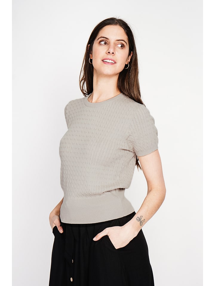 Sweter w kolorze kremowym