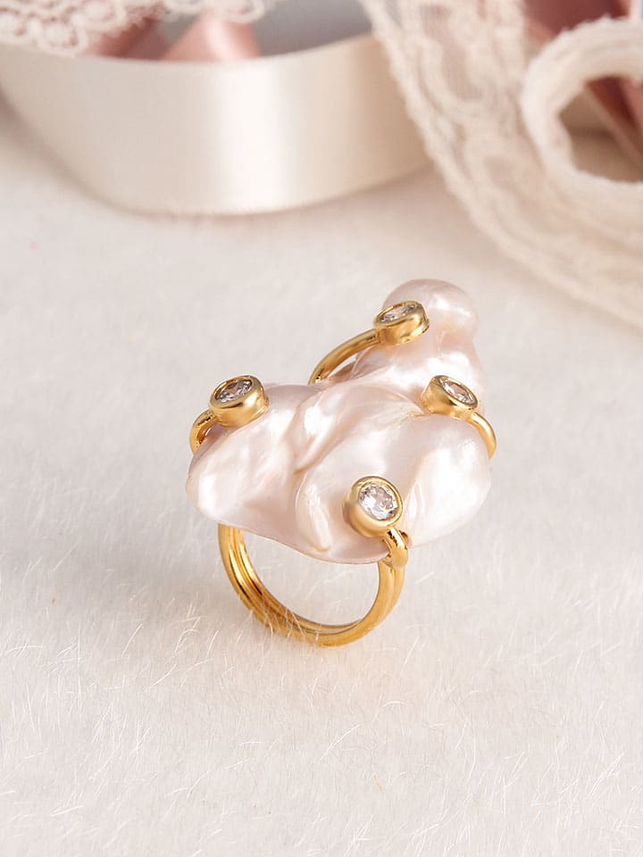 Vergulde ring met edelstenen