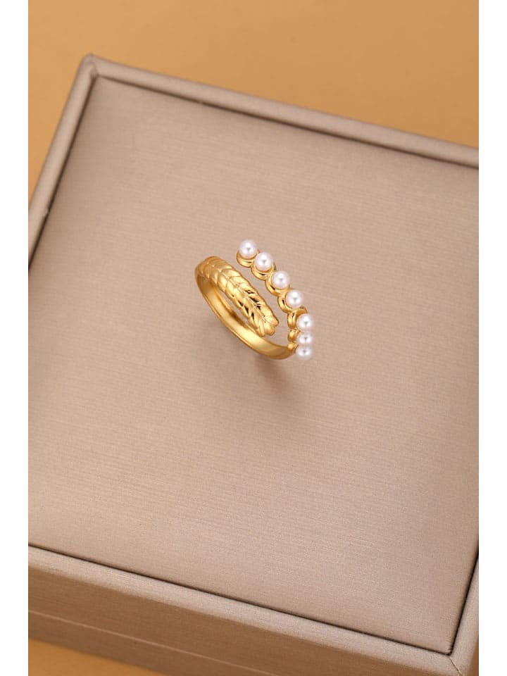 Vergulde ring met parels