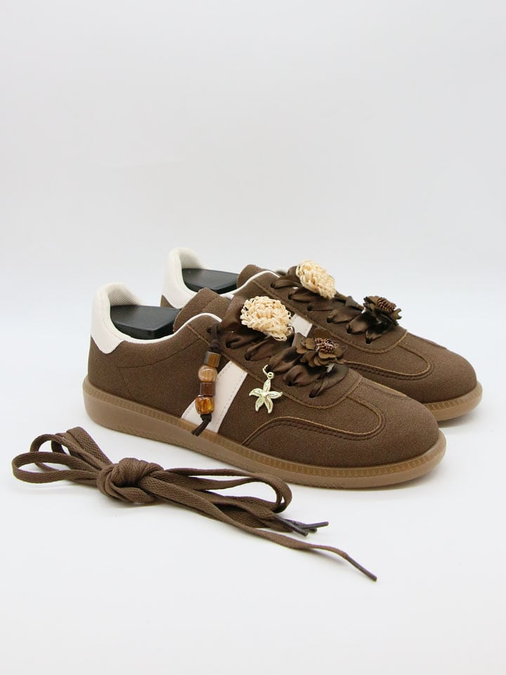 Sneakers in Braun