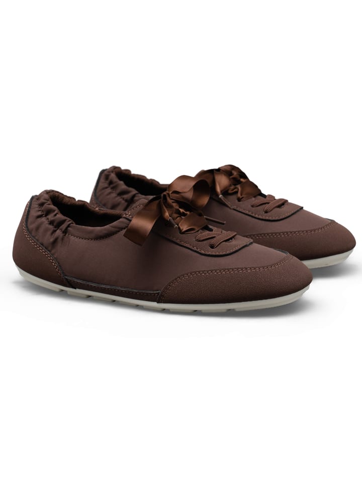 Sneakers in Braun