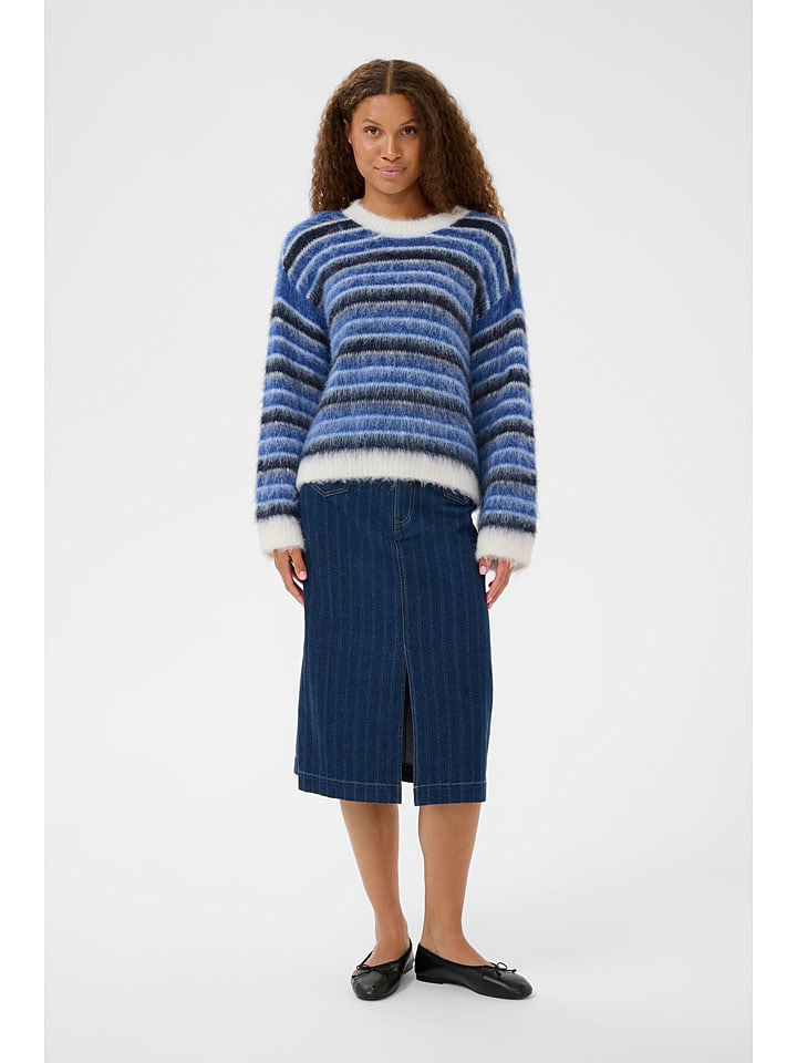 Sweter w kolorze niebieskim