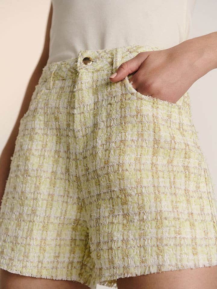 Shorts in Gelb