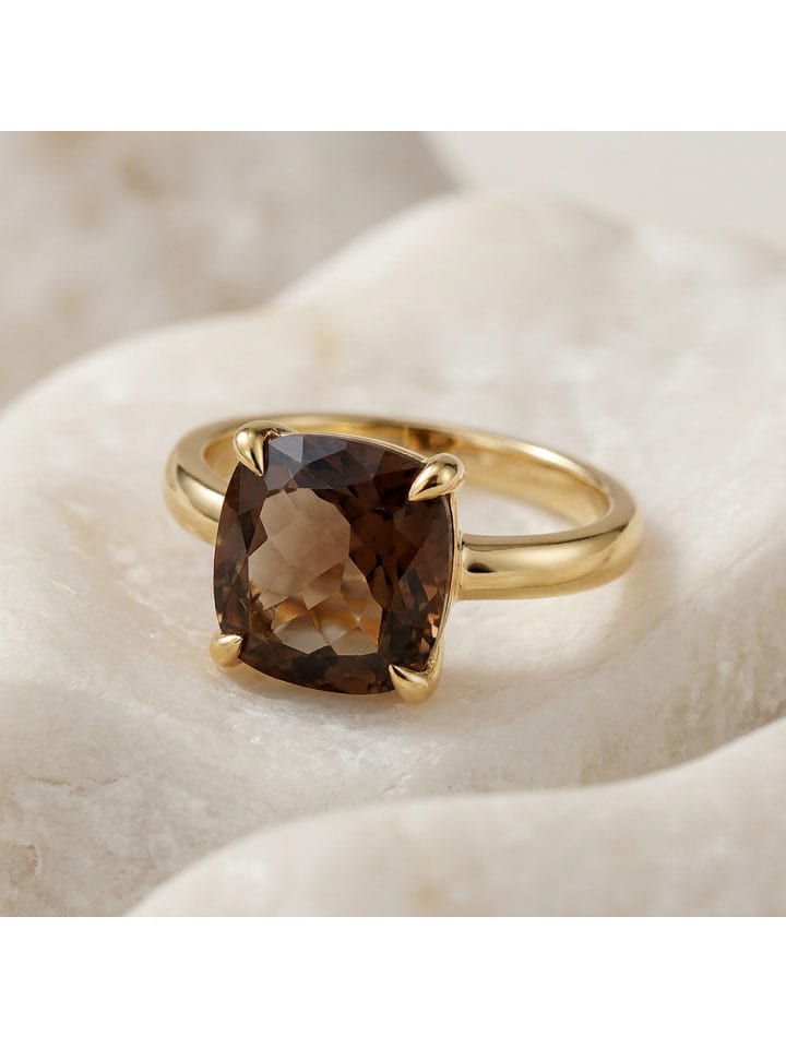 Vergulde ring met edelsteen
