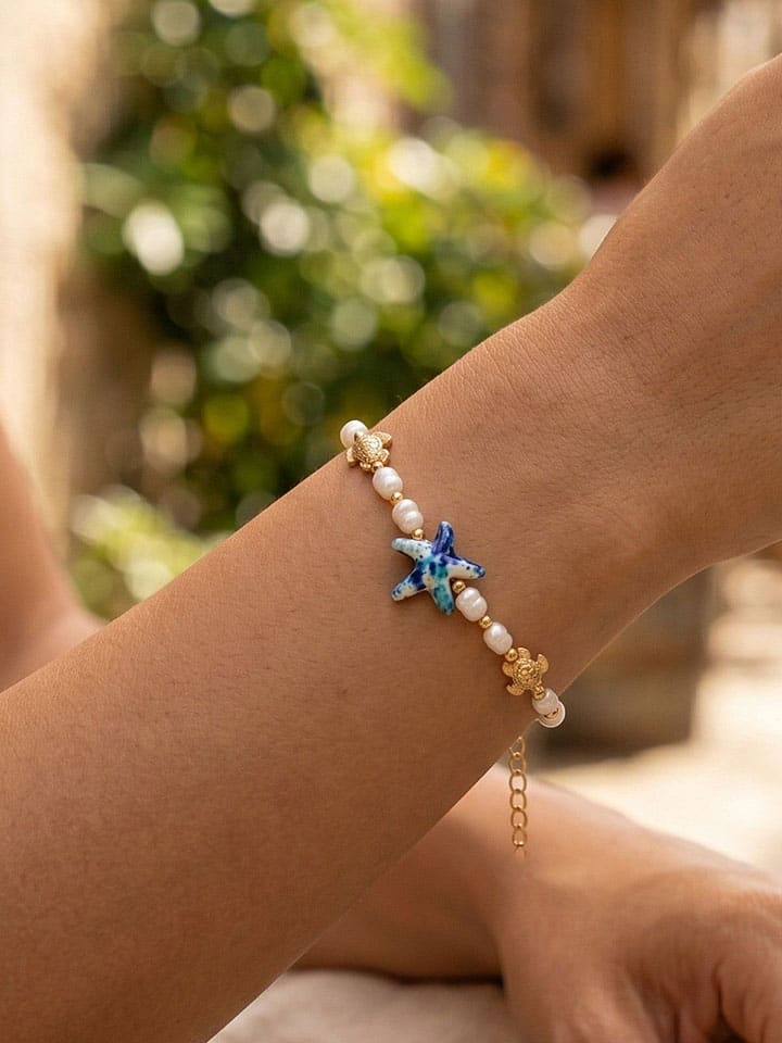 Vergulde armband met sierelementen