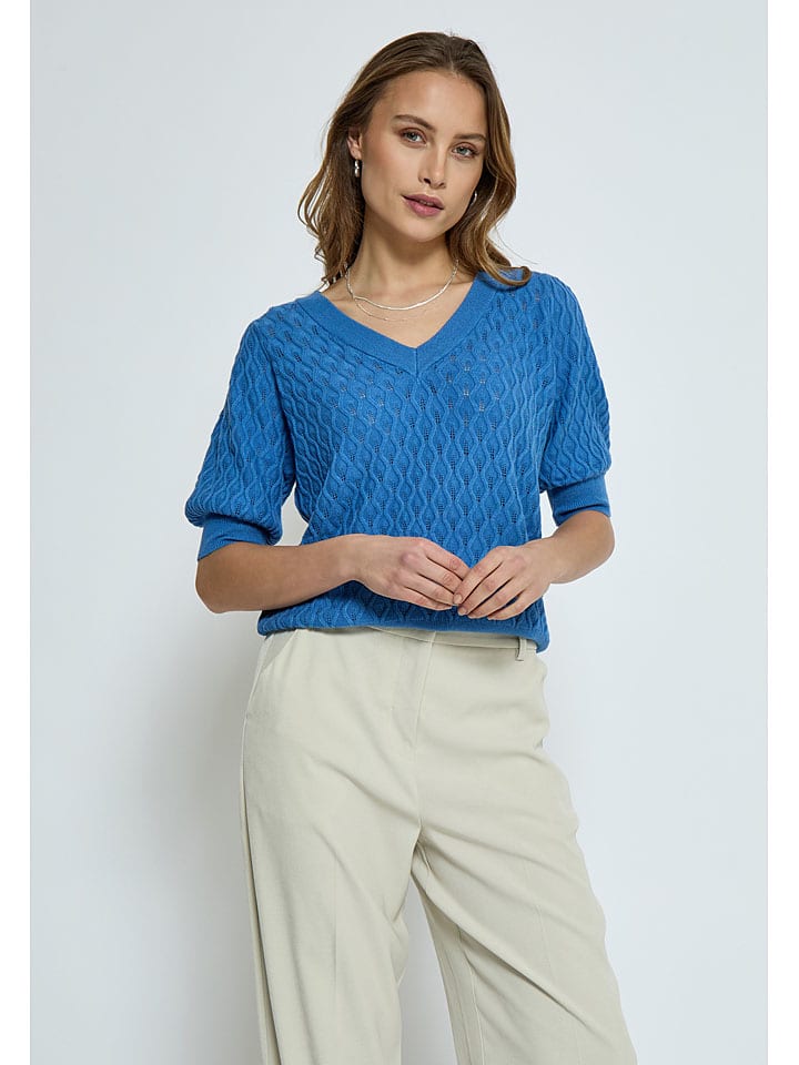 Sweter w kolorze niebieskim