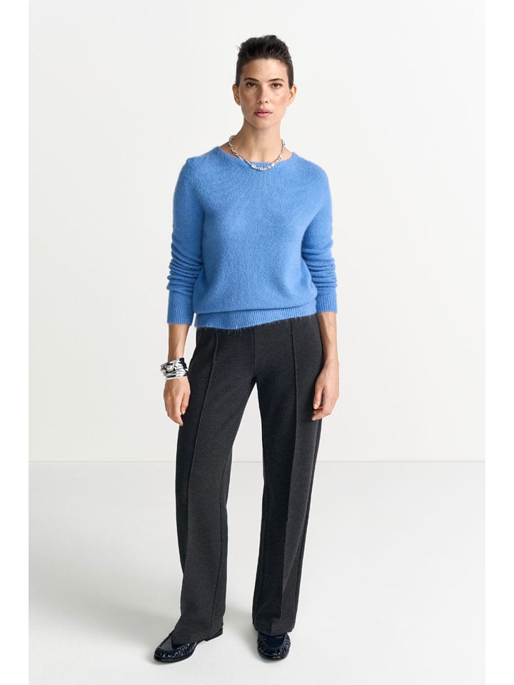 Sweter w kolorze niebieskim