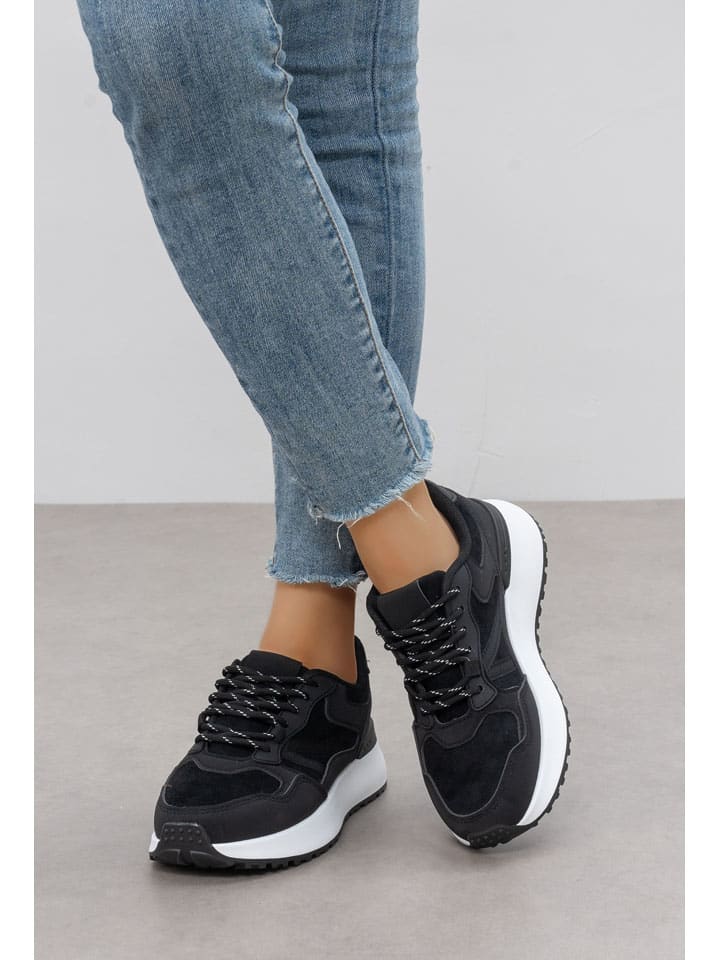 Sneakers in Schwarz