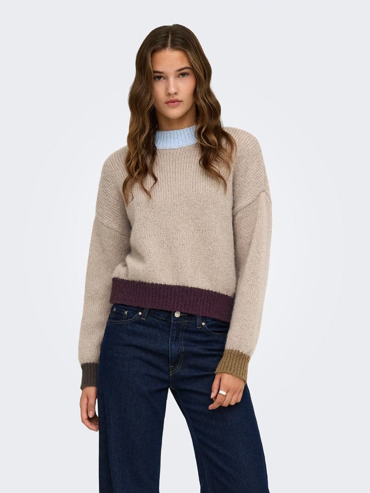 Sweter w kolorze beżowym