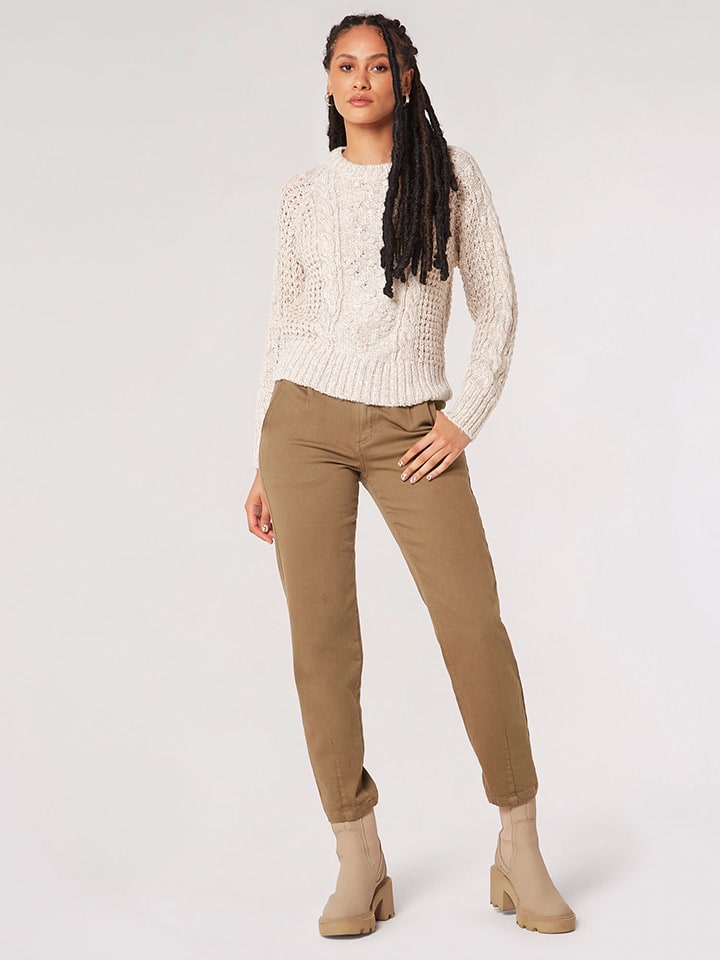 Sweter w kolorze beżowym