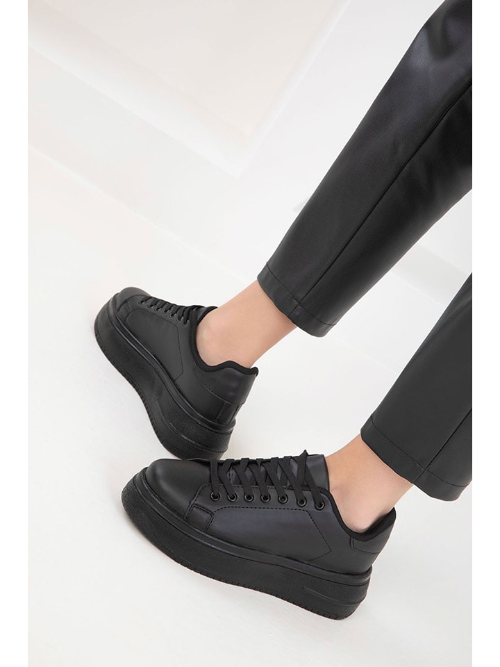 Sneakersy w kolorze czarnym