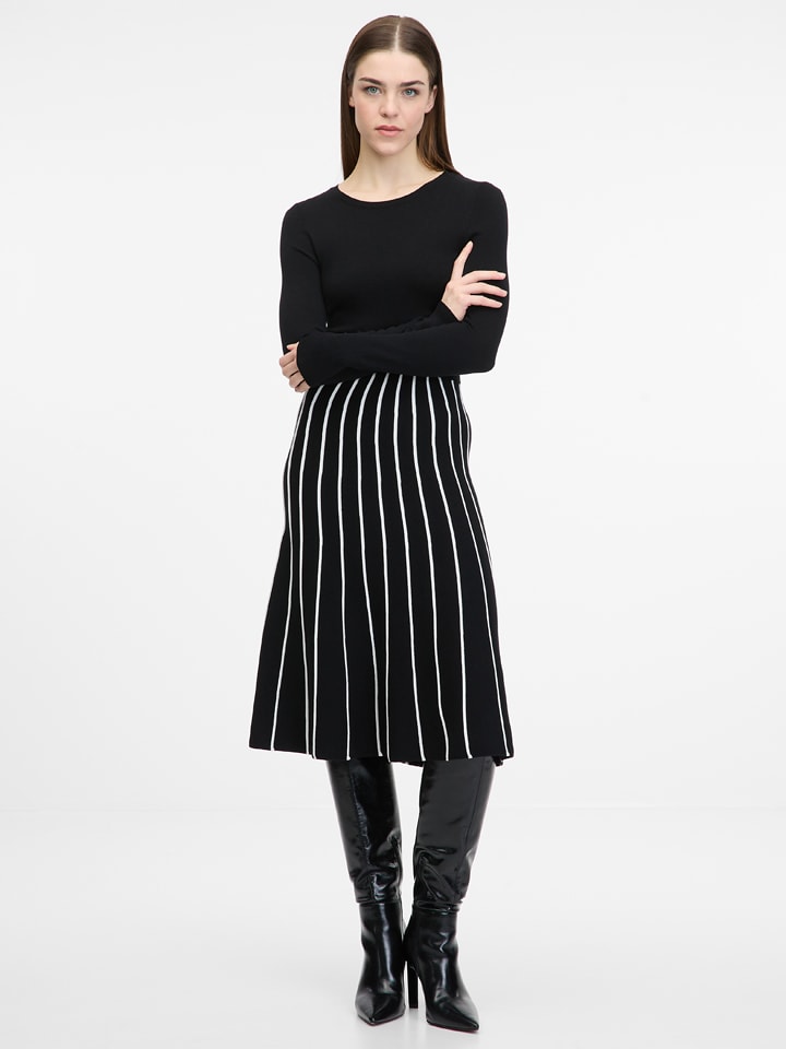 Sukienka w kolorze czarnym