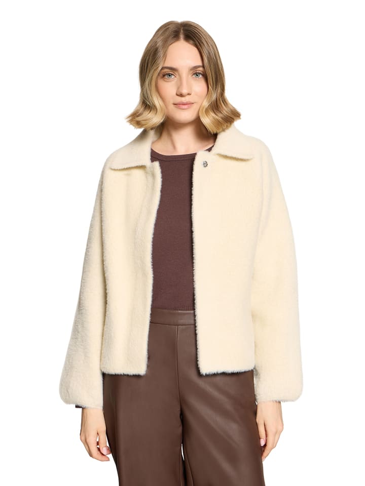Teddyjacke in Sand