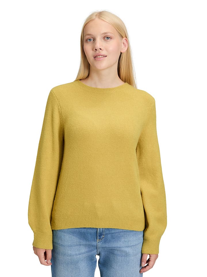 Sweter w kolorze musztardowym