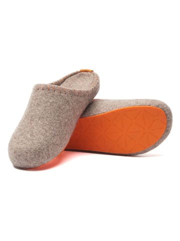 Comfortfusse Kapcie w kolorze brązowym