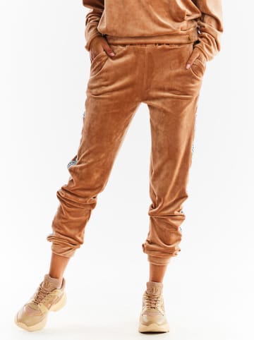 Awama Spodnie dresowe w kolorze karmelowym
