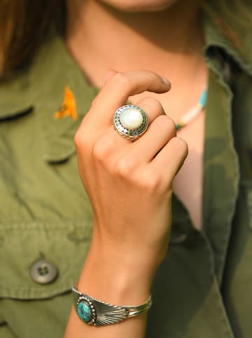 AMAZONIA Zilveren ring "Ehecatl" met parelmoer