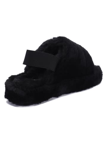 ISLAND BOOT Kapcie "Poppy" w kolorze czarnym