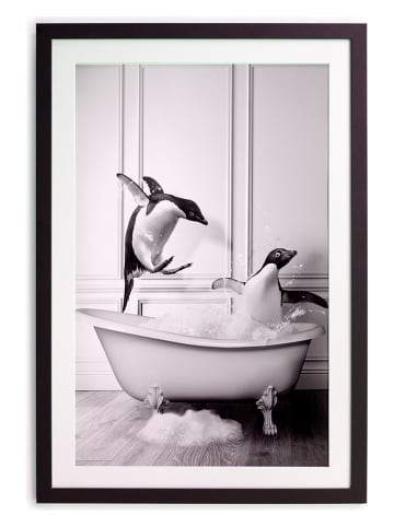 Folkifreckles Gerahmter Kunstdruck "Penguin Bath" - (B)30 x (H)40 cm
