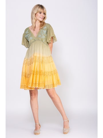 Peace & Love Sukienka w kolorze oliwkowo-żółtym