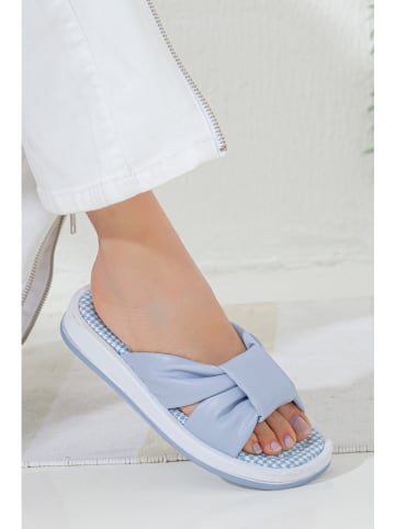 Fnuun Shoes Klapki w kolorze błękitnym