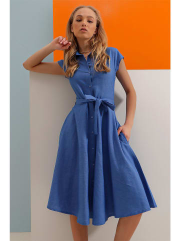 Chezalou Sukienka w kolorze niebieskim