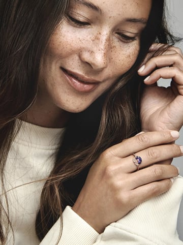 Pandora Rosévergold. Ring mit Edelsteinen