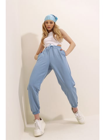 Chezalou Spodnie dresowe w kolorze błękitnym