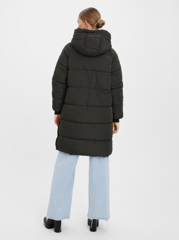Vero Moda Płaszcz zimowy "Aura" w kolorze ciemnozielonym