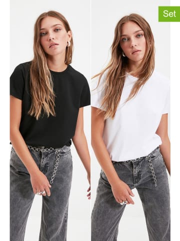 trendyol 2er-Set: Shirts in Schwarz/ Weiß
