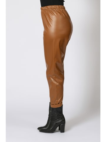 Plus Size Company Spodnie "Doherty" w kolorze karmelowym ze skóry syntetycznej