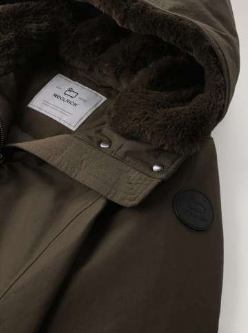 Woolrich Płaszcz puchowy "Boulder" w kolorze khaki
