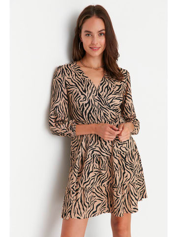 trendyol Kleid in Beige/ Schwarz