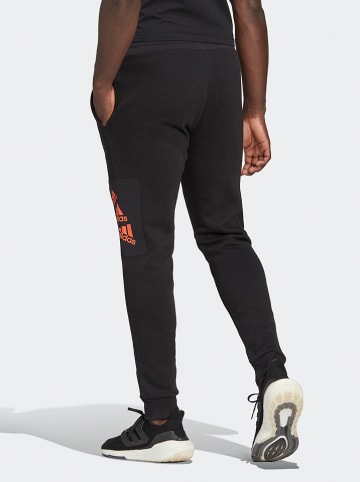 adidas Spodnie dresowe "M Q4 BL PT" w kolorze czarno-pomarańczowym