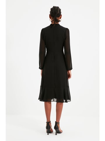 trendyol Kleid in Schwarz