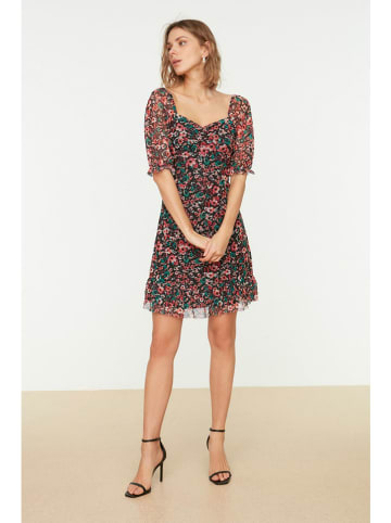 trendyol Kleid in Schwarz/ Grün/ Rot