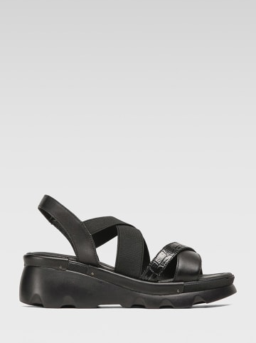 Lasocki Skórzane sandały w kolorze czarnym na koturnie