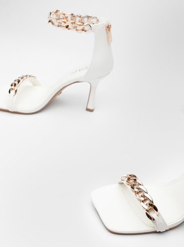 Quazi Sandały w kolorze białym