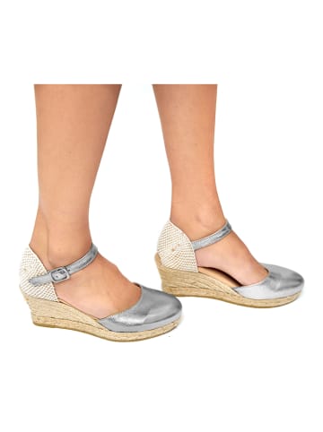 Mia Loé Skórzane sandały w kolorze srebrnym na koturnie
