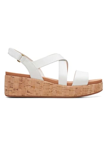Clarks Skórzane sandały w kolorze białym na koturnie