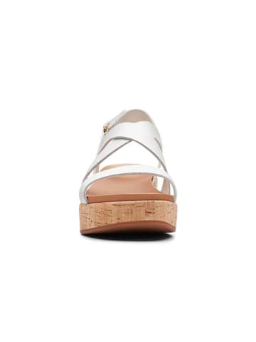 Clarks Skórzane sandały w kolorze białym na koturnie