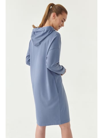 TATUUM Sukienka w kolorze błękitnym z kapturem