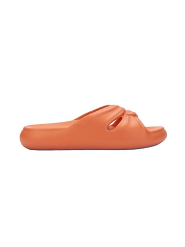 Melissa Pantoletten in Orange