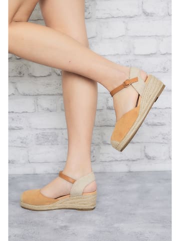 Foreverfolie Sandały w kolorze jasnobrązowo-beżowym na koturnie