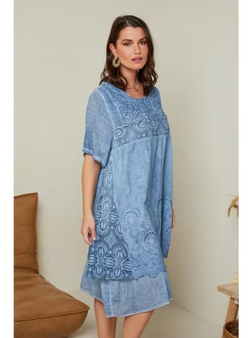 Curvy Lady Lniana sukienka w kolorze niebieskim