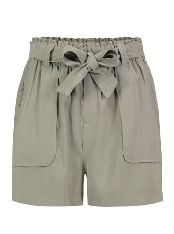 Stitch & Soul Shorts in Oliv