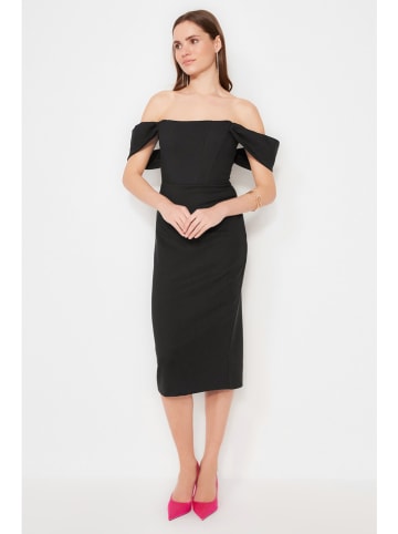 trendyol Kleid in Schwarz