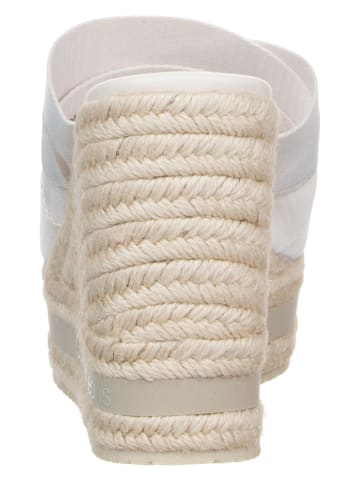 Calvin Klein Klapki w kolorze białym na koturnie